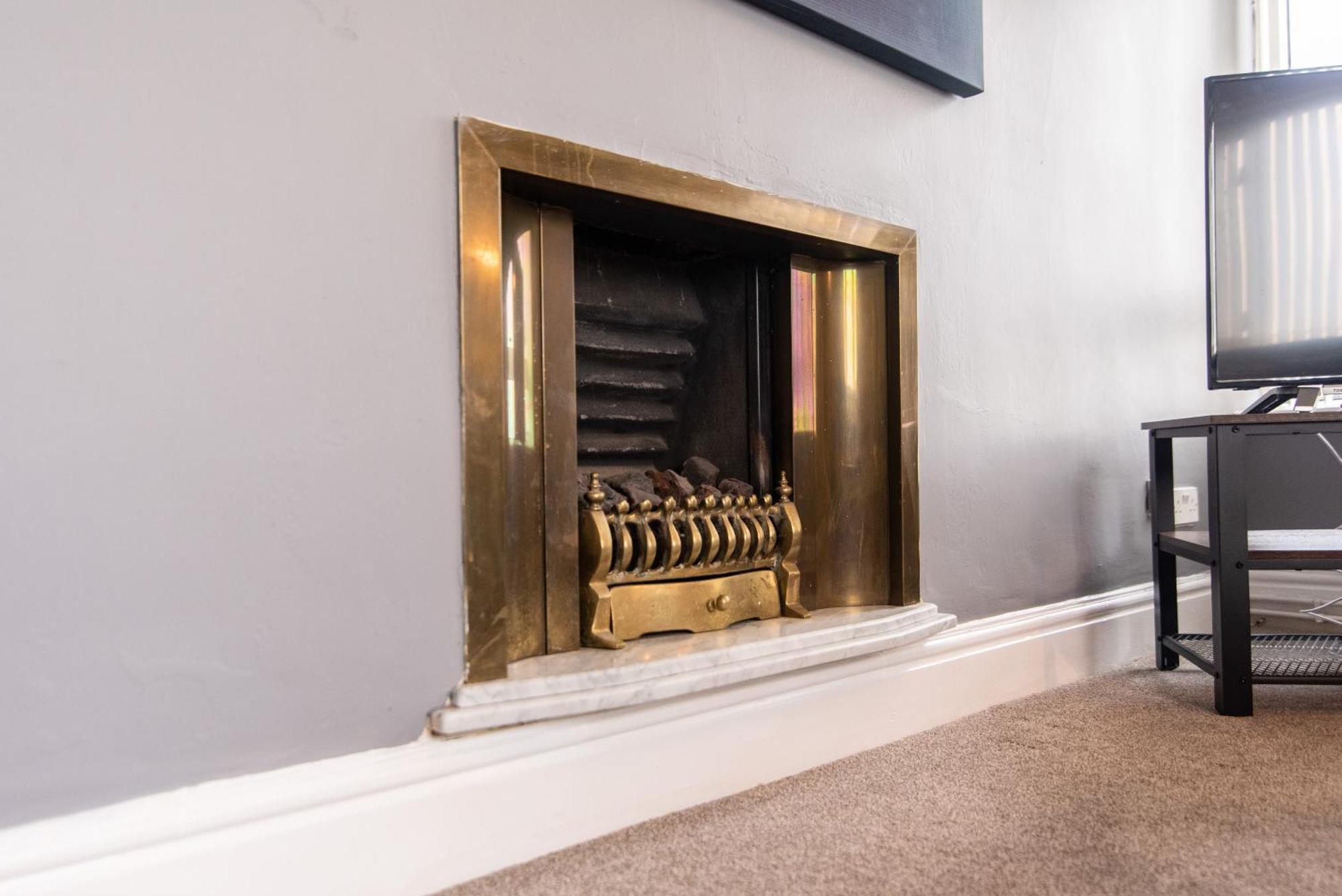3 Bed Apartment - Perfect For Contractors Near Liverpool Airport Hale  Exterior foto
