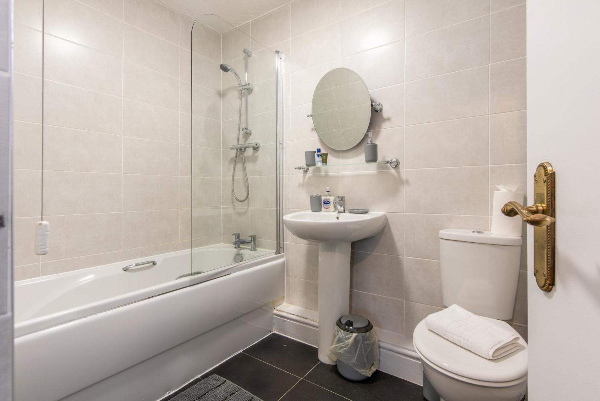 3 Bed Apartment - Perfect For Contractors Near Liverpool Airport Hale  Exterior foto